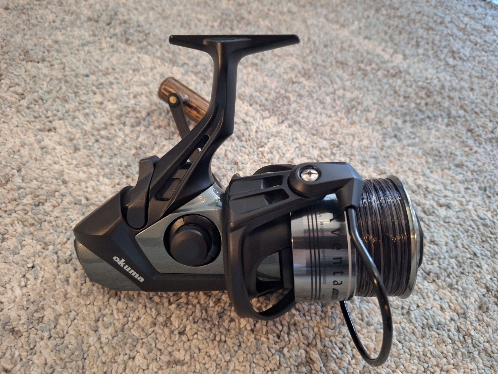 Okuma Aventa AB-8000 Baitfeeder Molen - Nieuwstaat, Ophalen of Verzenden, Zo goed als nieuw, Molen