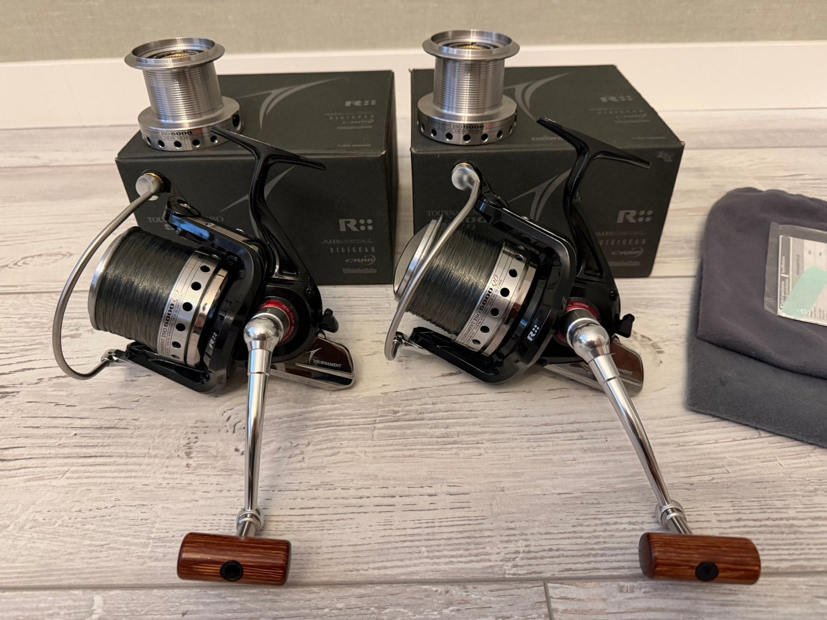 2 x Daiwa Tournament ISO 5000 QD incl res spoelen NIEUWSTAAT, Ophalen of Verzenden, Nieuw, Molen