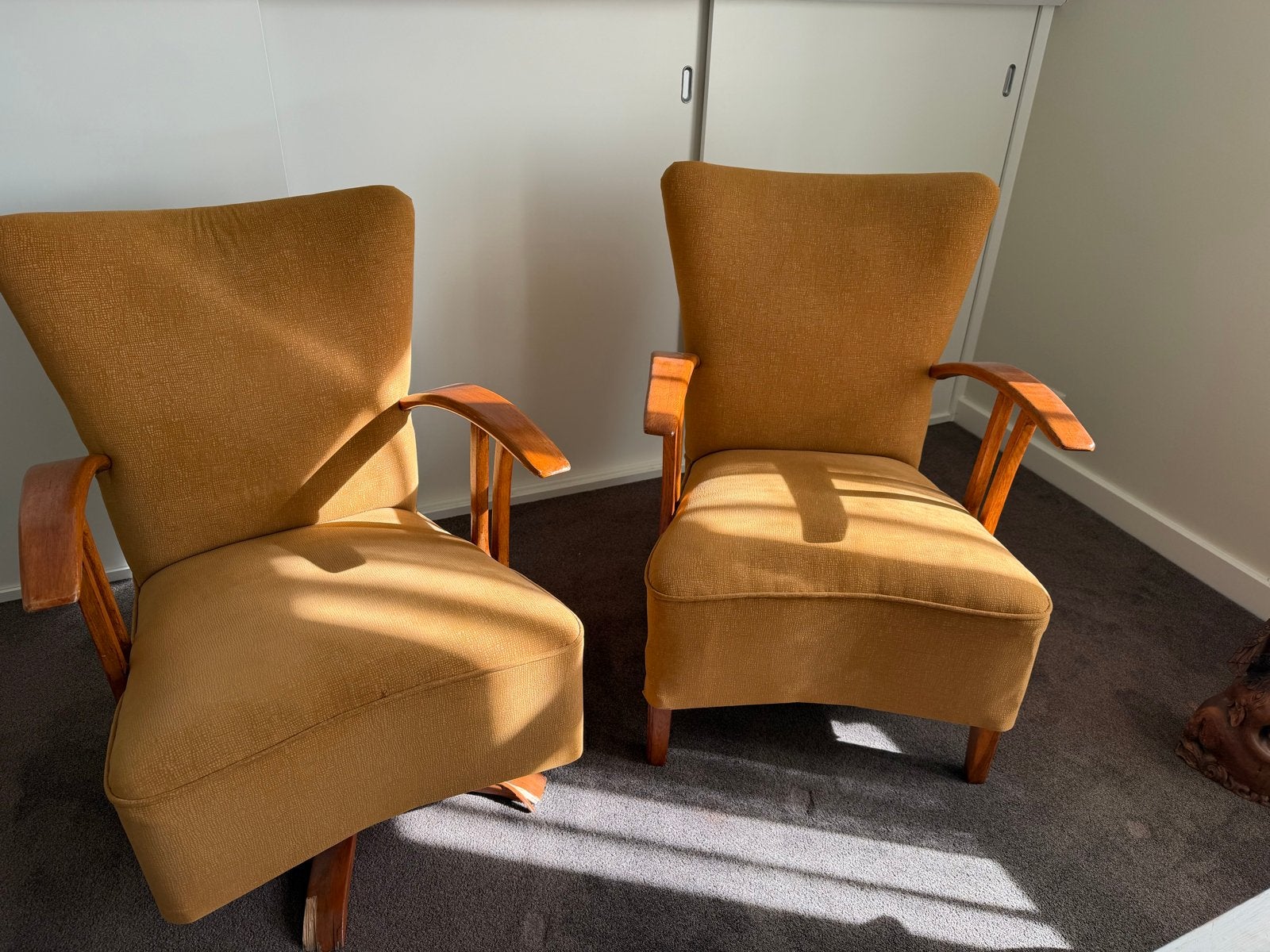 2 hippe retro vintage stoelen okergeel met houten armleuning, Ophalen
