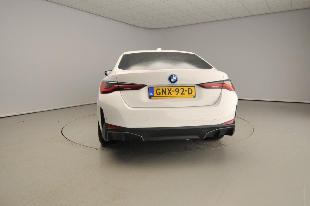 BMW i4 Gran Coupé eDrive35 | LED | Navigatie | Active cruis, Auto's, BMW, Automatische klimaatregeling, Gebruikt, Zwart, Met garantie (alle)