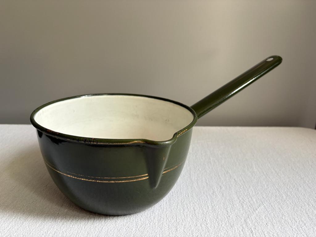 1.Vintage Groene Emaille Sauspan steelpan met Tuit - 18 cm, Antiek en Kunst, Ophalen of Verzenden