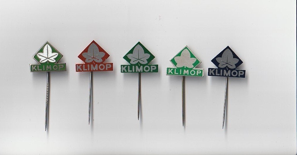 5 speldjes Klimop winkels 4x blik 1x emaille, Ophalen of Verzenden, Gebruikt, Overige onderwerpen, Speldje of Pin