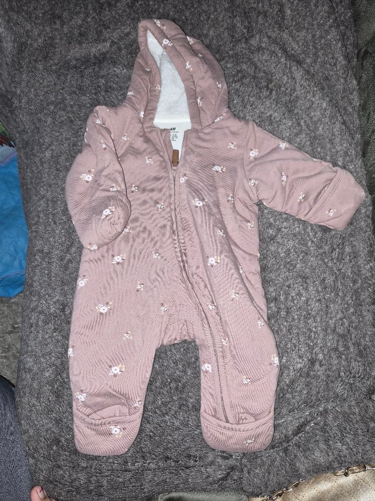 H&M Oudroze Baby Berenpakje / Pram Suit met Bloemenprint, Kinderen en Baby's, Ophalen of Verzenden, Zo goed als nieuw, Maat 56