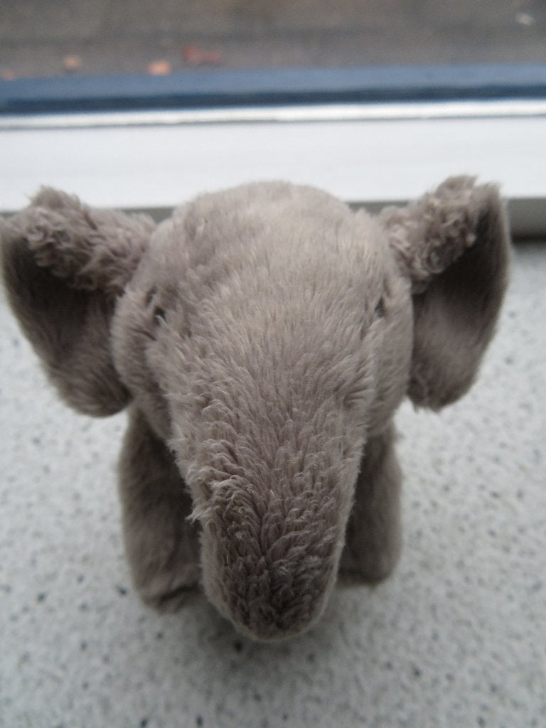 Olifant olifantje van IKEA grijs velours meet ca 15 cm breed, Kinderen en Baby's, Speelgoed | Knuffels en Pluche, IKEA, Grijs