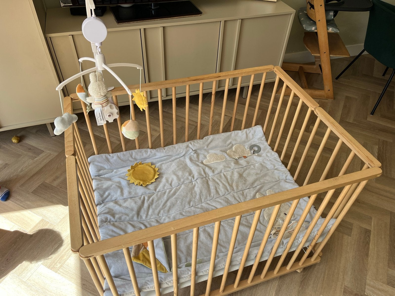 Houten box met boxkleed en mobiel, Kinderen en Baby's, Boxen, Ophalen, Gebruikt, Vierkant, Boxkleed