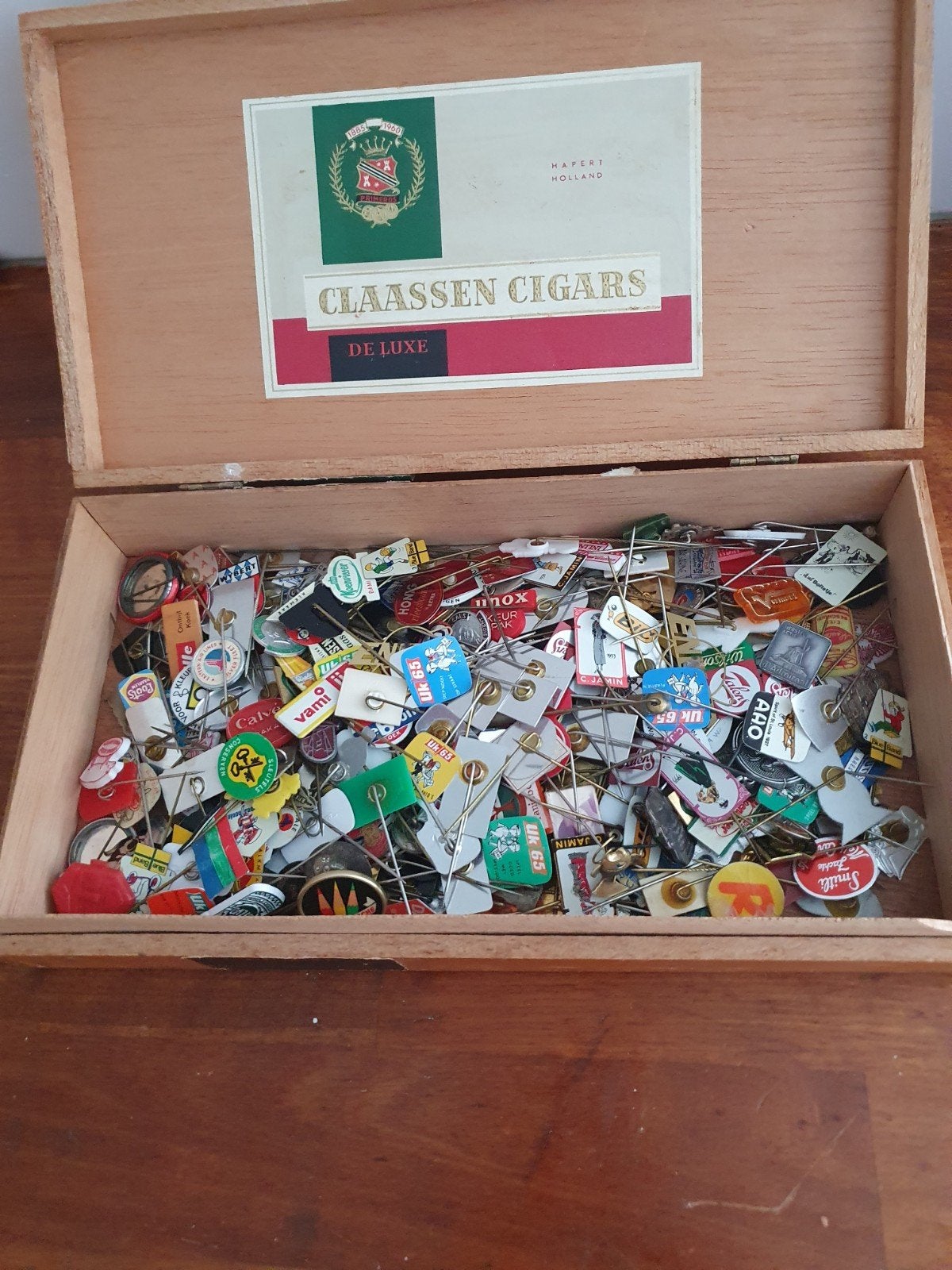 Grote verzameling vintage speldjes en pins in sigarenkist, Ophalen
