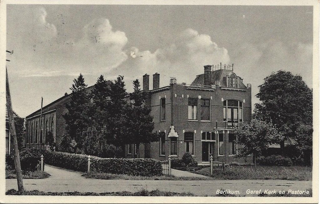 Berlikum (Frl.) Berltsum, Geref. Kerk en Pastorie, gel. 1934, Ophalen of Verzenden, 1920 tot 1940, Gelopen, Friesland