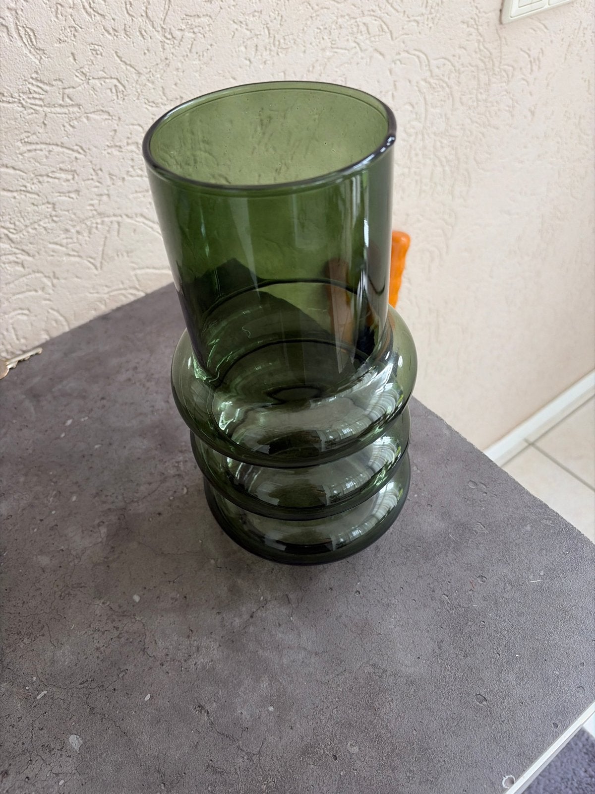Groene glazen vaas/beker met ribbels, Antiek en Kunst, Antiek | Vazen, Ophalen of Verzenden