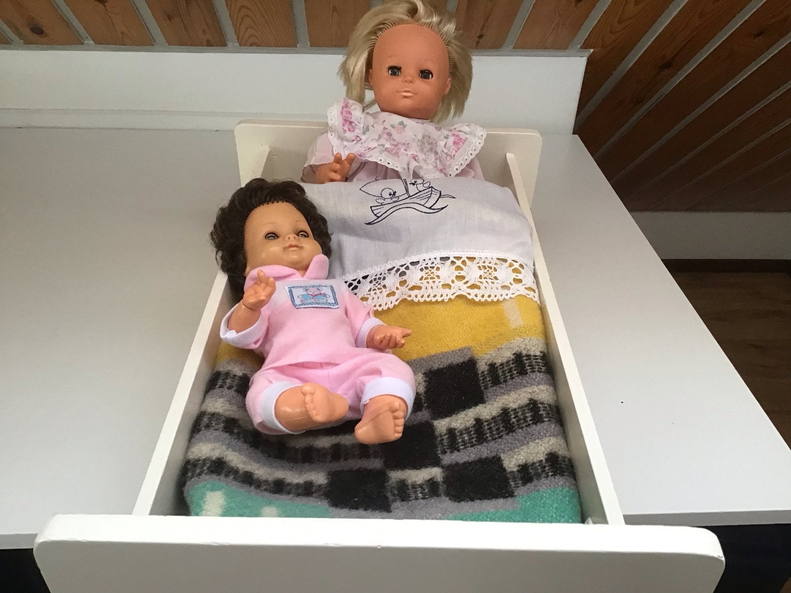 Vintage poppenbedje met twee poppen en accessoires, Kinderen en Baby's, Speelgoed | Poppen, Ophalen of Verzenden, Gebruikt, Overige typen