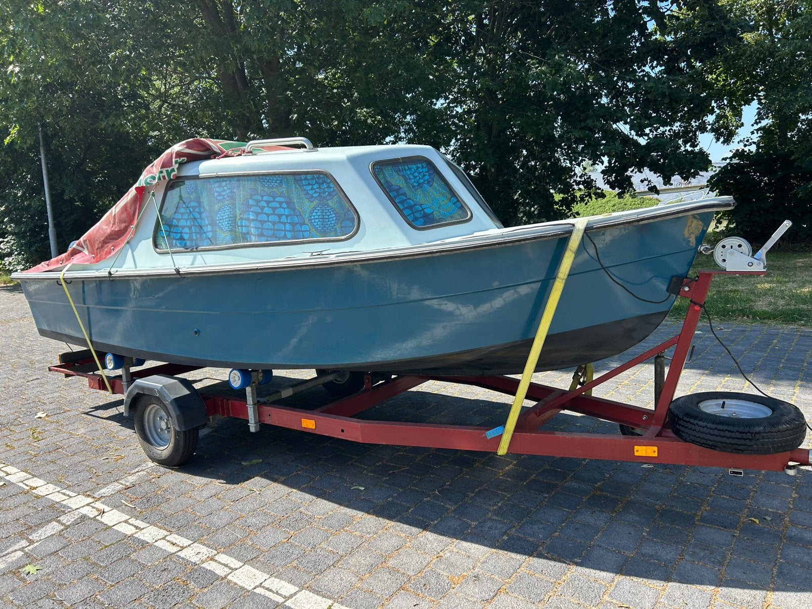 Kajuitboot met trailer en 9.9 PK motor, Watersport en Boten, Vis- en Consoleboten, Ophalen, Overige merken, Gebruikt, Tot 10 pk