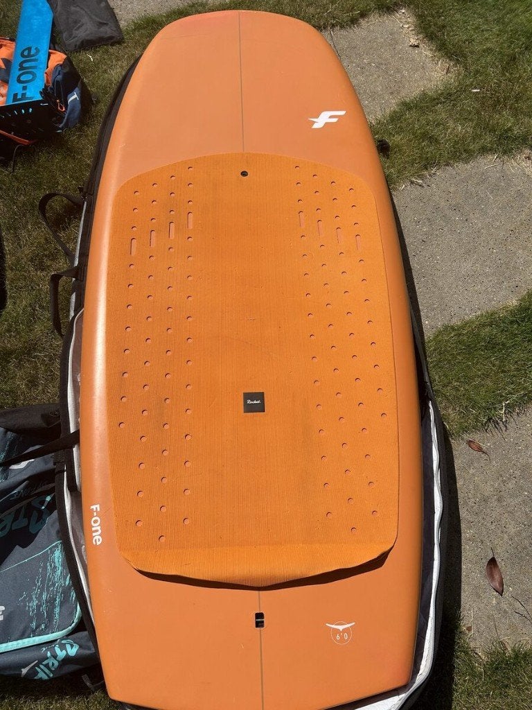 F-One Rocket Wing 6'0 120L wingfoilboard + boardbag, Watersport en Boten, Wingsurfen, Ophalen, Gebruikt, Wingsurf-board