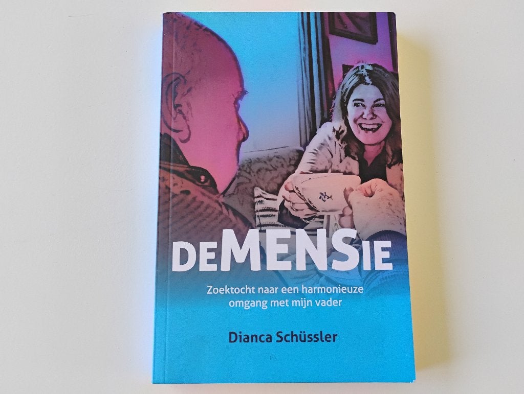 Boek DeMENSie D.Schussler praktische kijk op dementie, Ophalen of Verzenden, Zo goed als nieuw, Ziekte en Allergie
