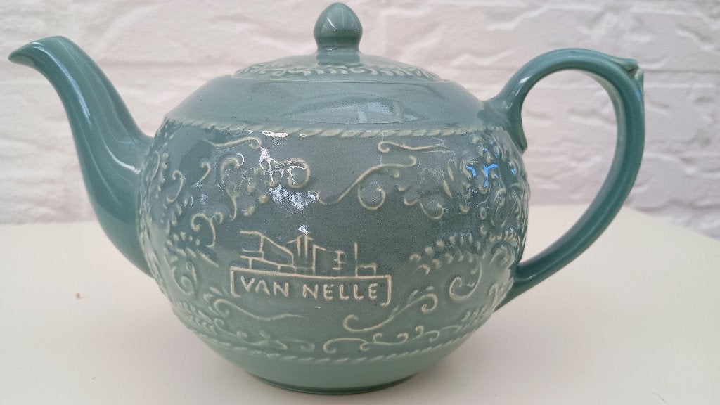 Theepot Van Nelle eind 50er jaren met afbeelding fabriek, Ophalen of Verzenden, Huis en Inrichting