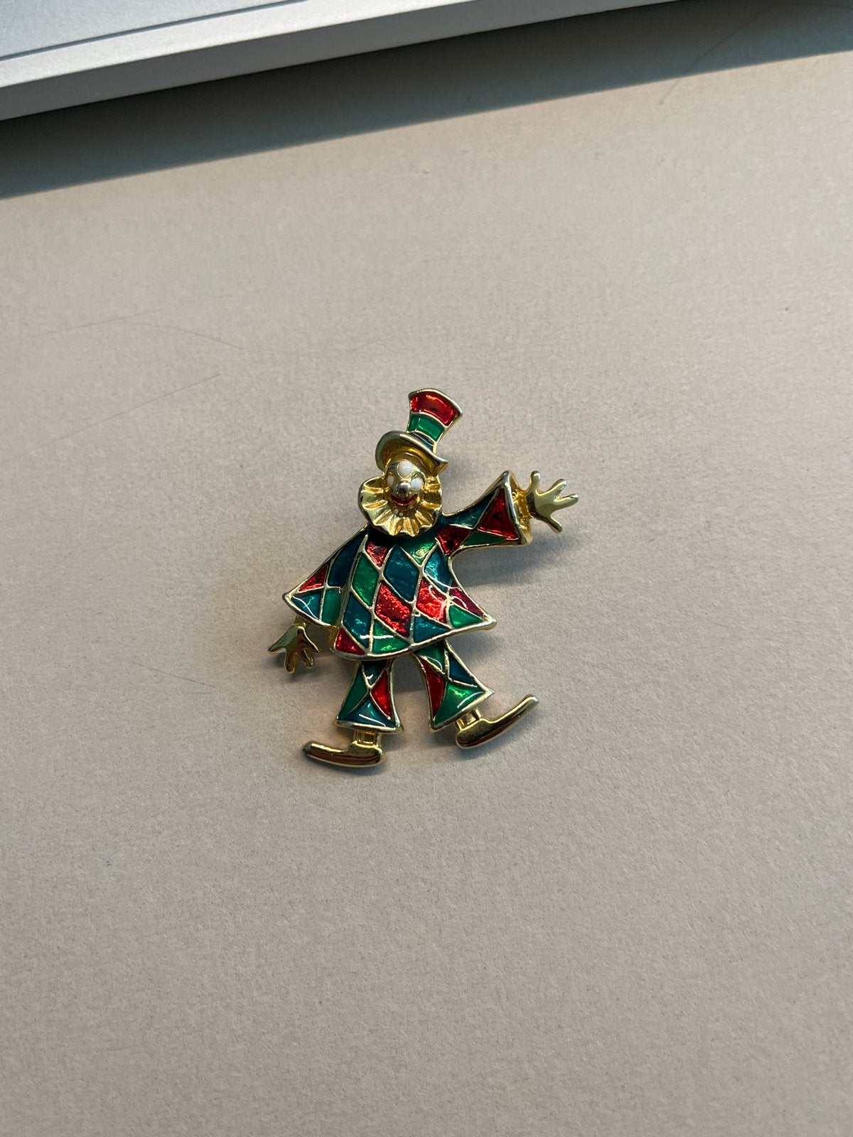 Vintage Harlekijn Broche - Kleurrijk Emaille, Sieraden, Tassen en Uiterlijk, Overige materialen, 4 tot 7 cm, Gebruikt, Ophalen of Verzenden
