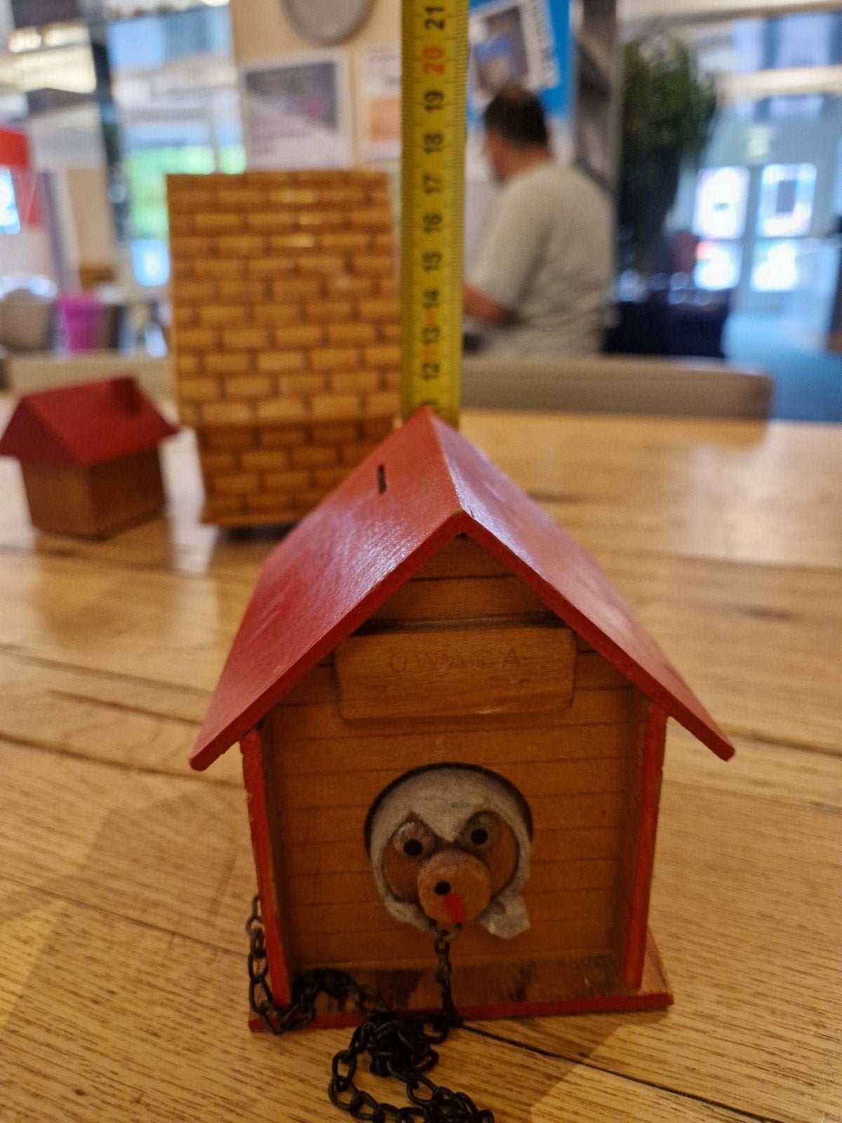 Vintage houten spaarpot hondenhok met hondje, Ophalen of Verzenden, Gebruikt