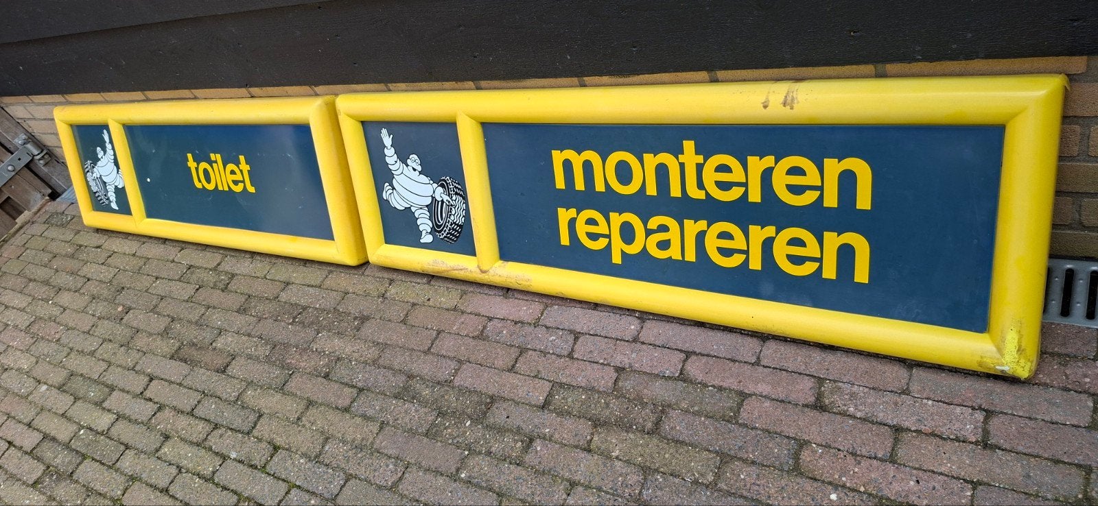 2 verschillende Michelin borden, Ophalen, Reclamebord