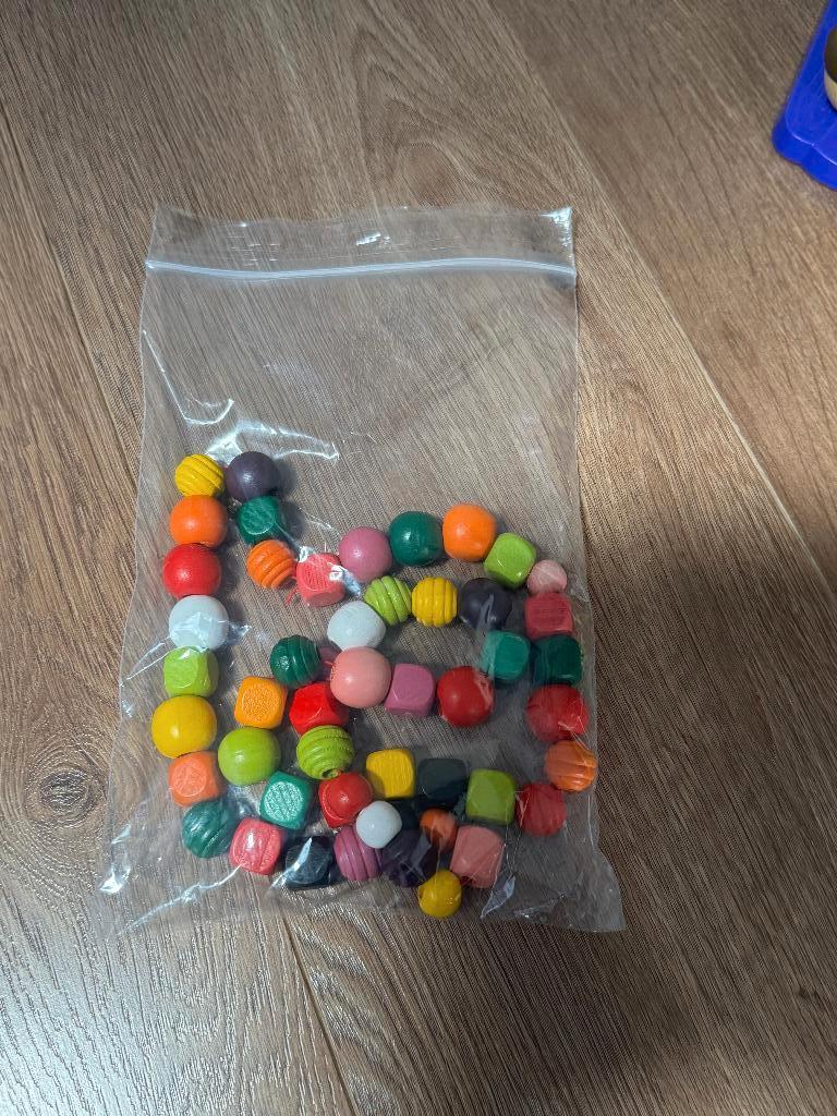 Houten kralen met rijgtouw om ketting te rijgen, Ophalen of Verzenden, Zo goed als nieuw, Bouwen