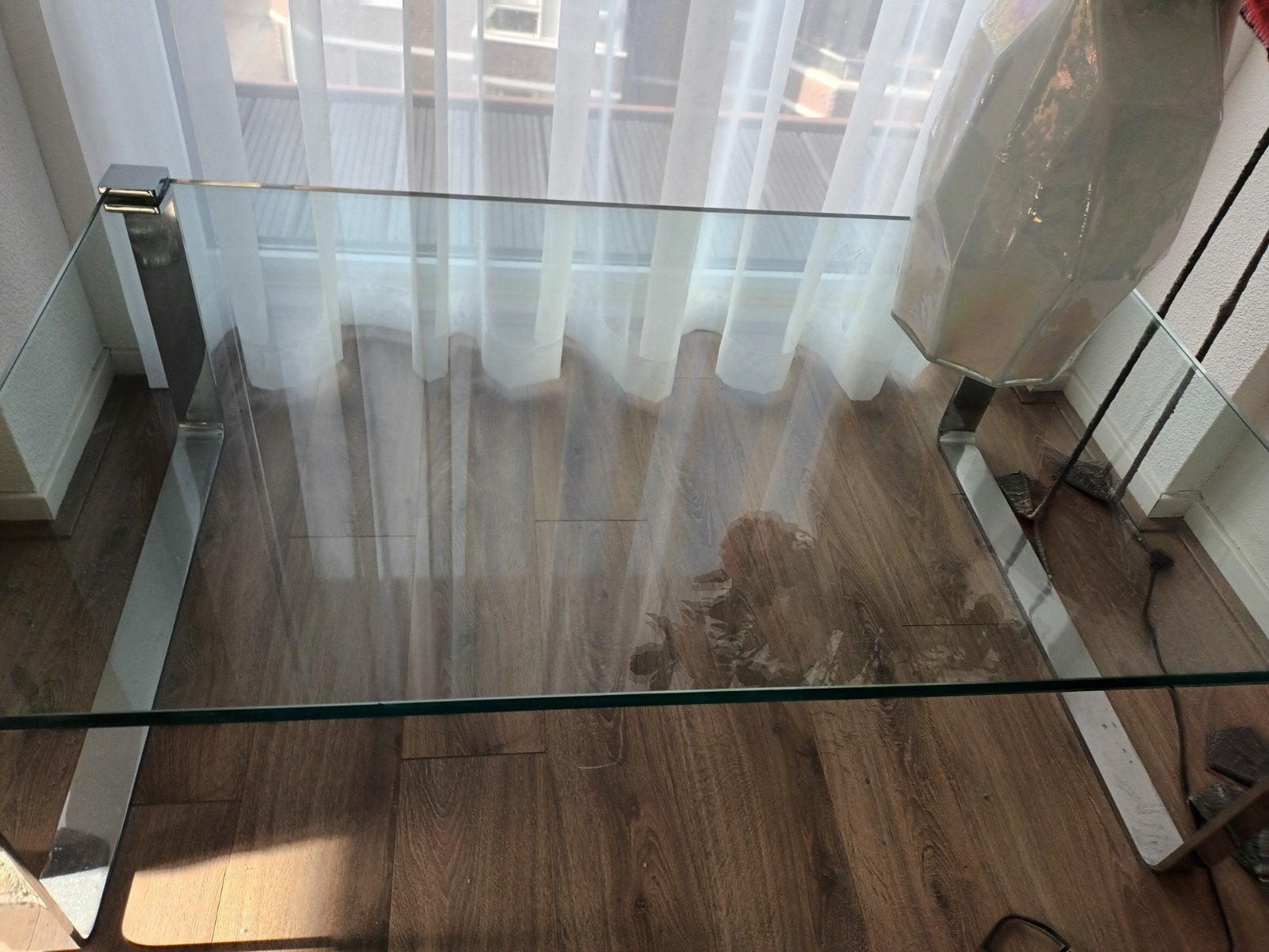 Rechthoekige glazen salontafel met metalen onderstel, Ophalen