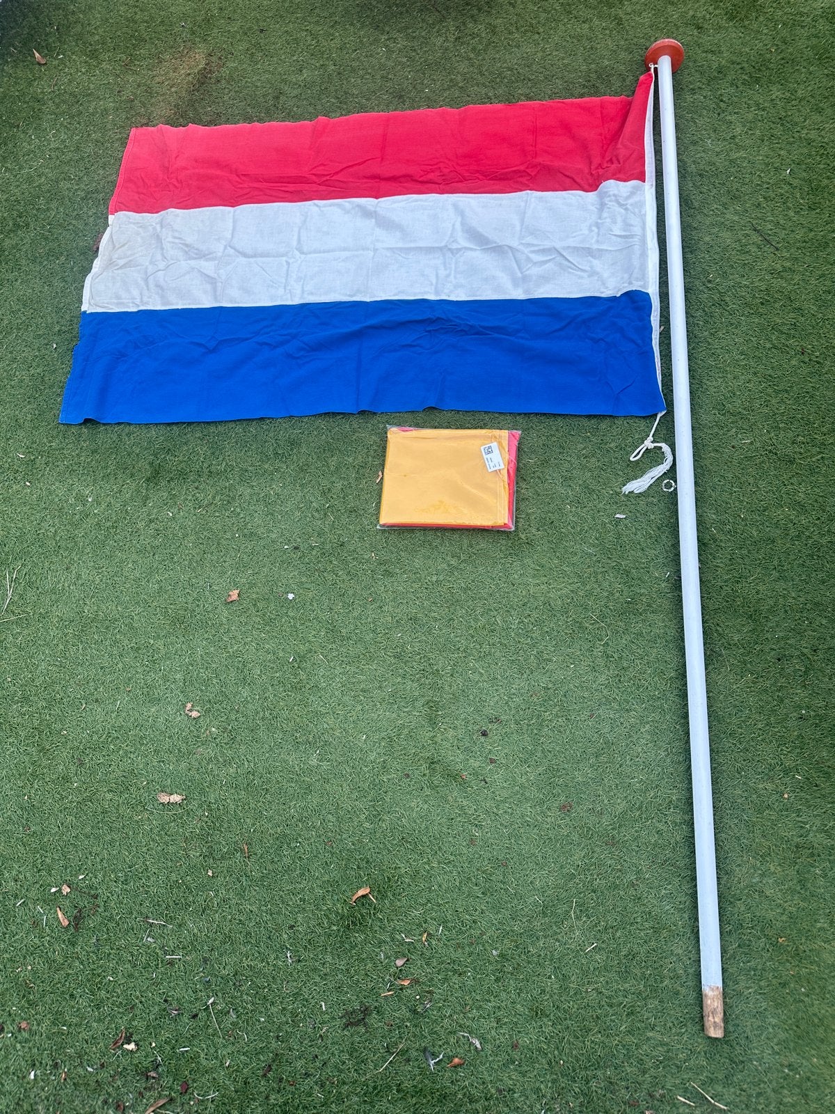Nederlandse en Valkenburgse (ZH) vlag + gevel vlaggenmast, Ophalen
