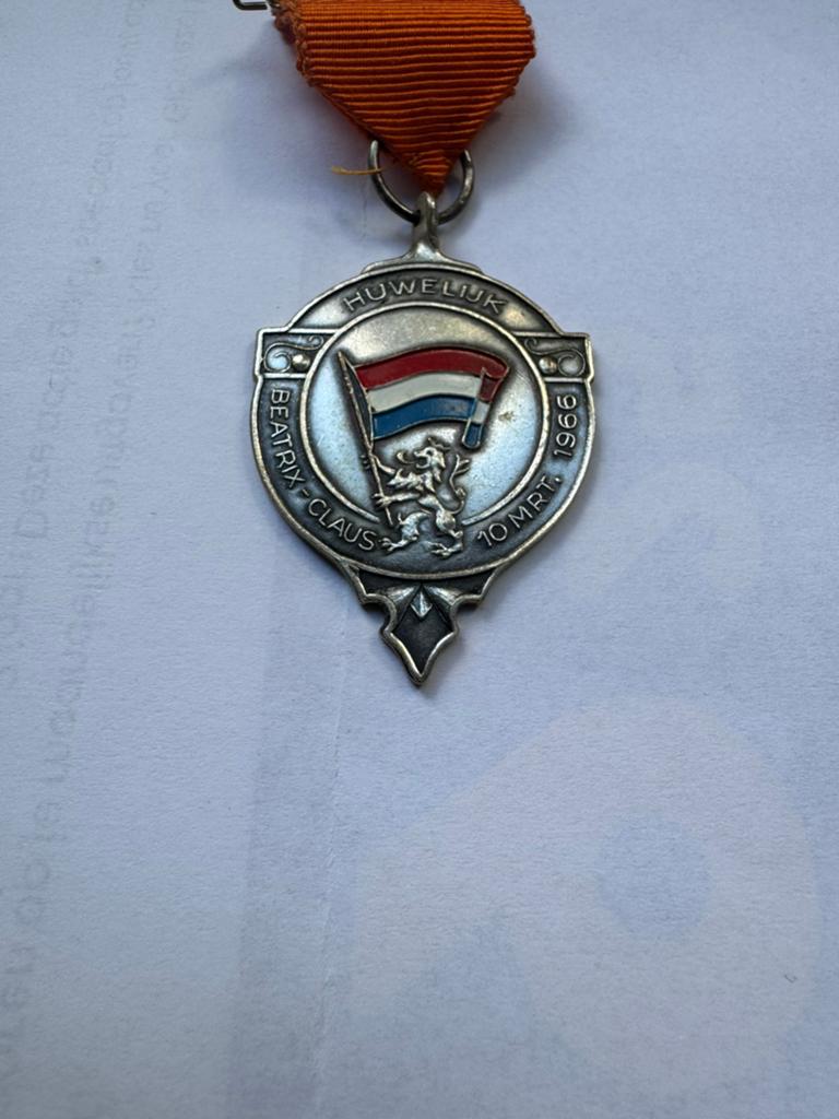Huwelijksmedaille Beatrix & Claus 1966, Postzegels en Munten, Penningen en Medailles, Ophalen of Verzenden, Overige materialen