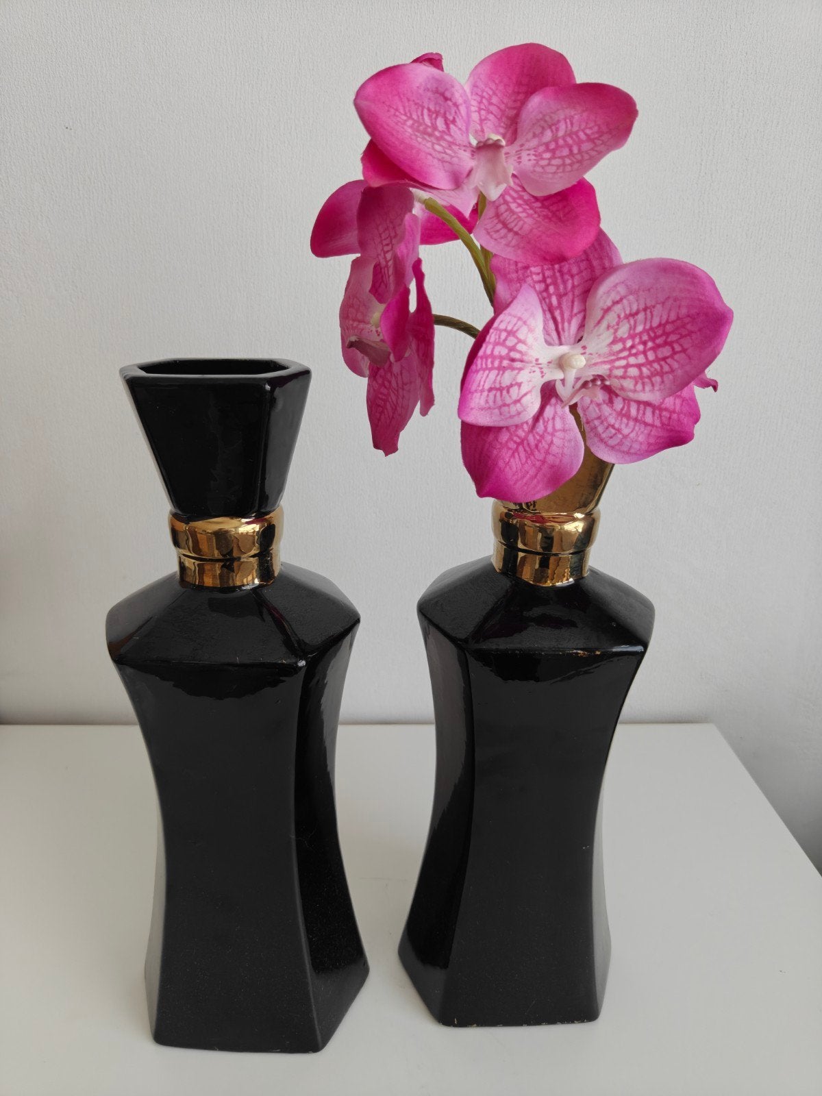 Mooie zwarte parfum vormige vaas met goud accent., Ophalen, Zwart, 35 cm, Zo goed als nieuw