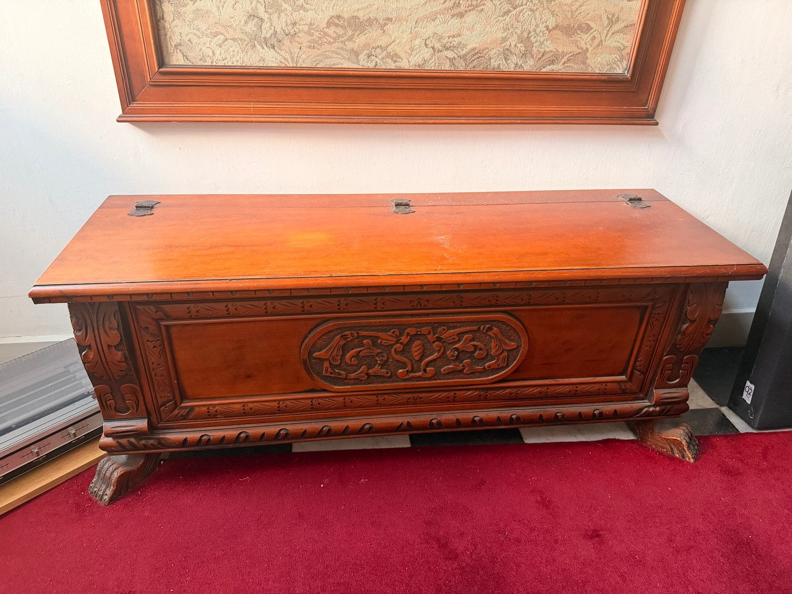Houten kist met houtsnijwerk, Ophalen