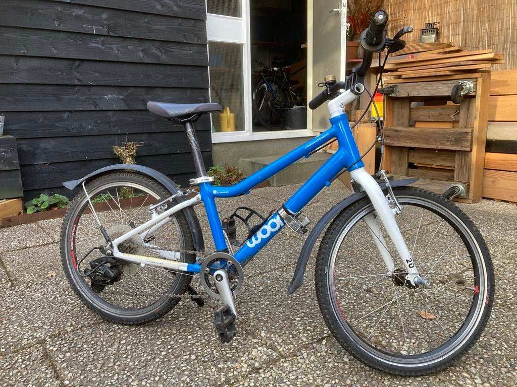 Woom 4 kinderfiets – Blauw – Goede staat, Fietsen en Brommers, Fietsen | Kinderfietsjes, Gebruikt, 16 tot 20 inch, Velgrem, Ophalen