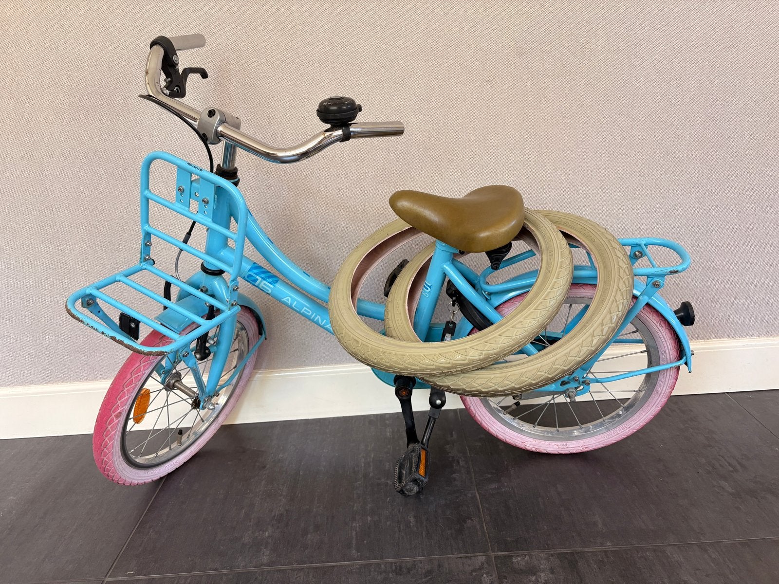 Alpina kinderfiets 16 inch - Blauw met roze banden, Fietsen en Brommers, Fietsen | Kinderfietsjes, Ophalen, Gebruikt, Terugtraprem