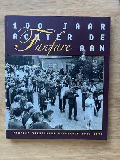 HOOGELOON - 100 jaar achter de fanfare aan, Boeken, Ophalen of Verzenden, Zo goed als nieuw