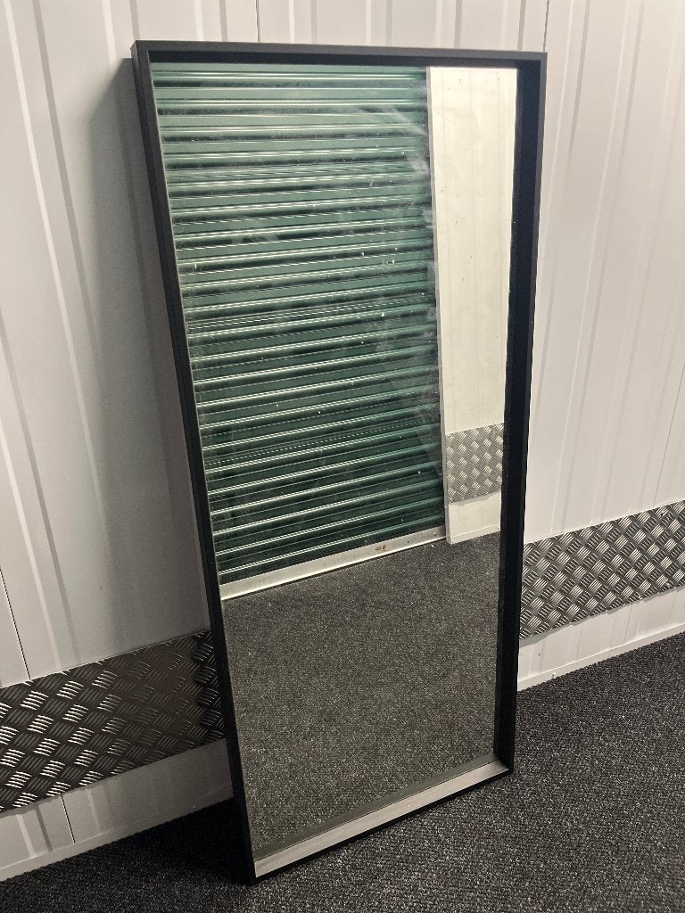 Grote spiegel met zwarte lijst / large black framed mirror, Gebruikt, 100 tot 150 cm, Ophalen of Verzenden, Rechthoekig