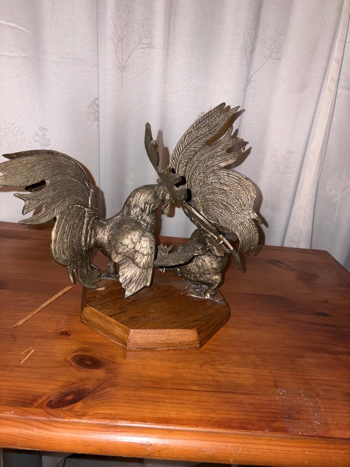 Zilver beeld van twee vechtende hanen op houten sokkel, Ophalen of Verzenden, Brons, 20 - 50 cm, Op sokkel