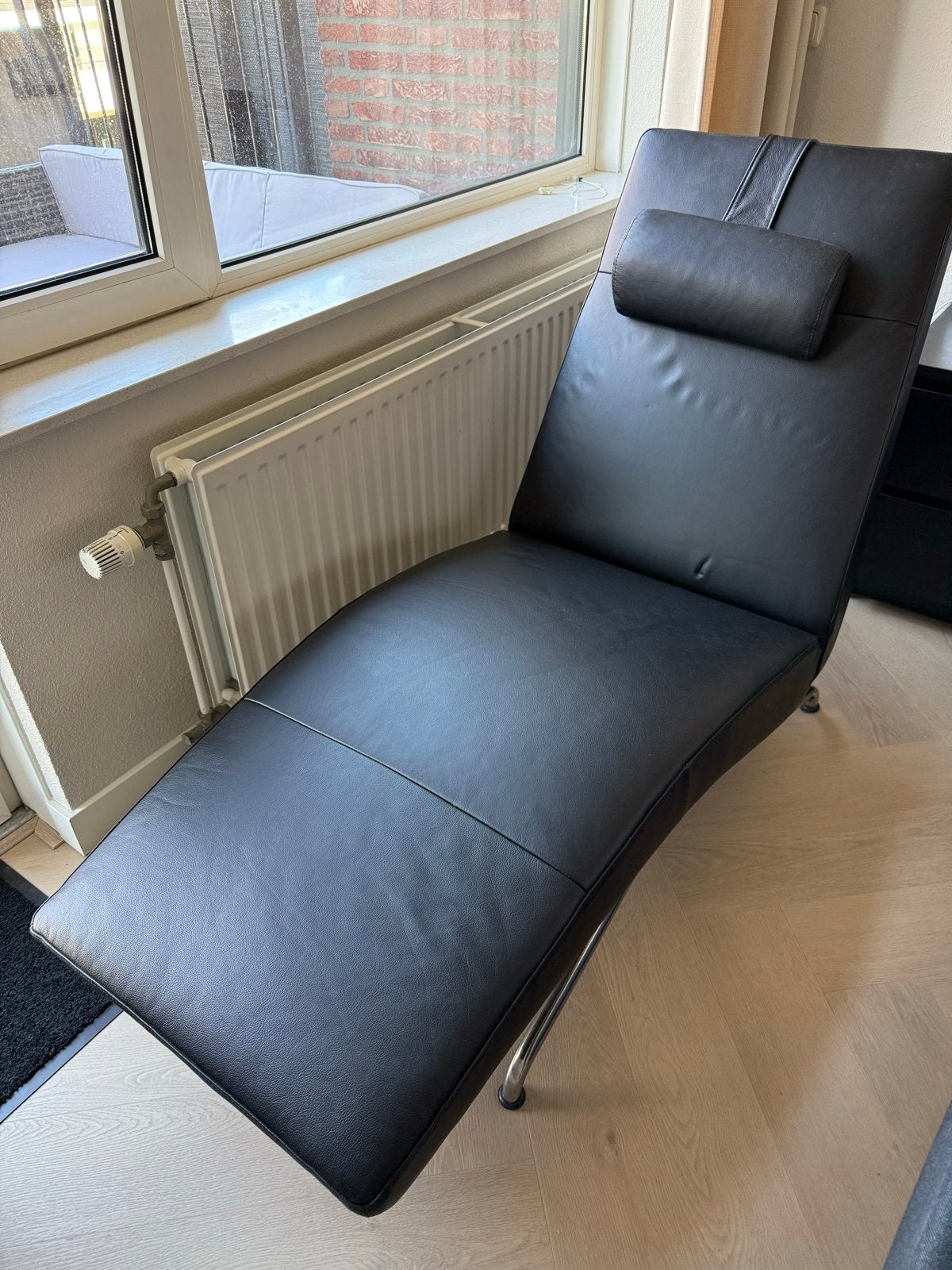 Kantelbare chaise longue in zwart, Huis en Inrichting, Fauteuils, Ophalen, Leer, Zo goed als nieuw, 150 cm of meer