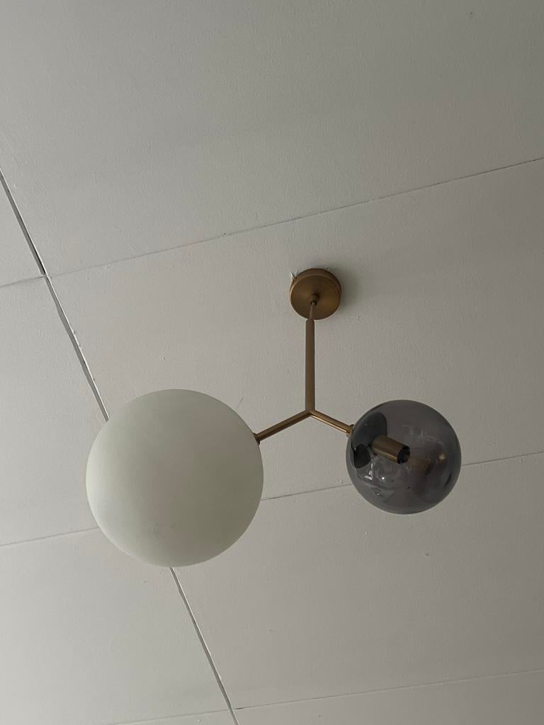 Hanglamp met twee bollen, wit en grijs glas, Ophalen, Gebruikt, Glas, Minder dan 50 cm