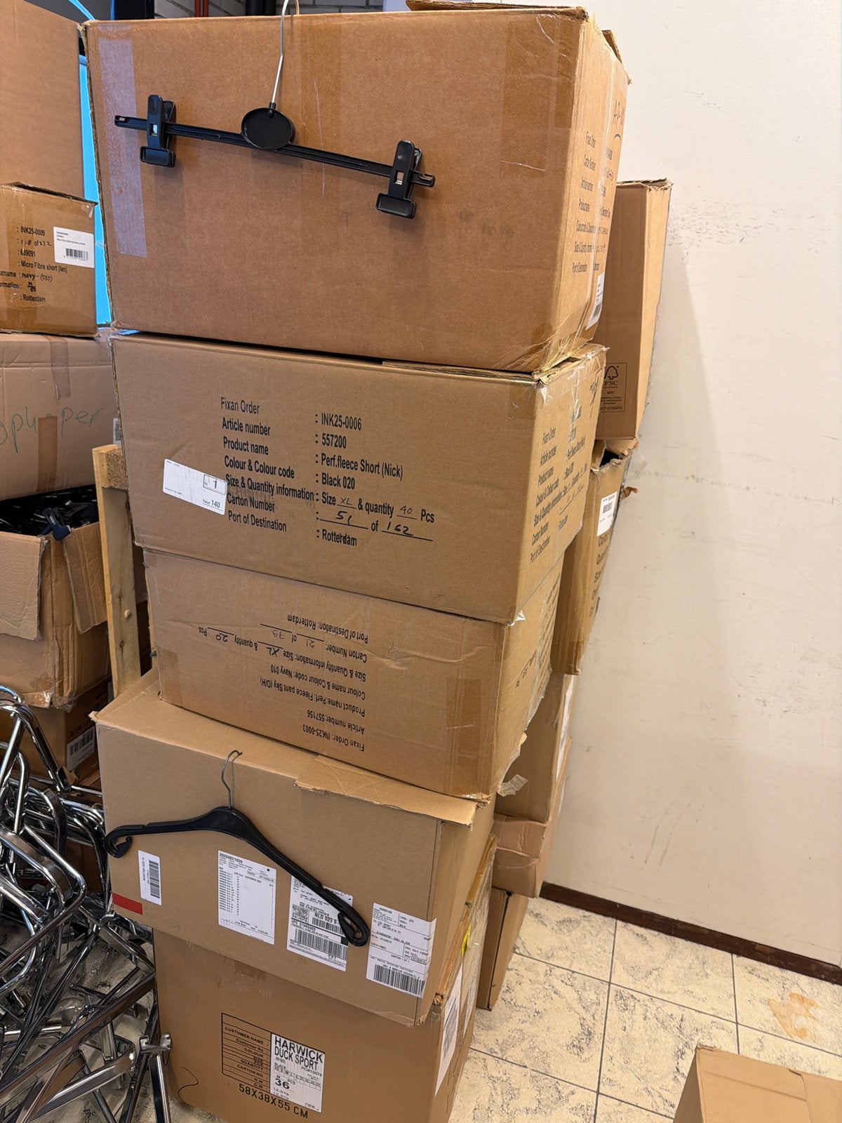 Kledinghangers en broekhangers - 10 dozen kledinghangers, Kleding | Dames, Ophalen, Gebruikt, Kunststof, Kinderen en Volwassenen