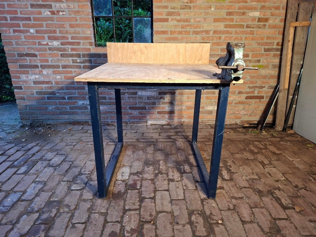 Degelijke werkbank met stalen onderstel en bankschroef!, Ophalen, Gebruikt, Minder dan 70 cm, Bankschroef