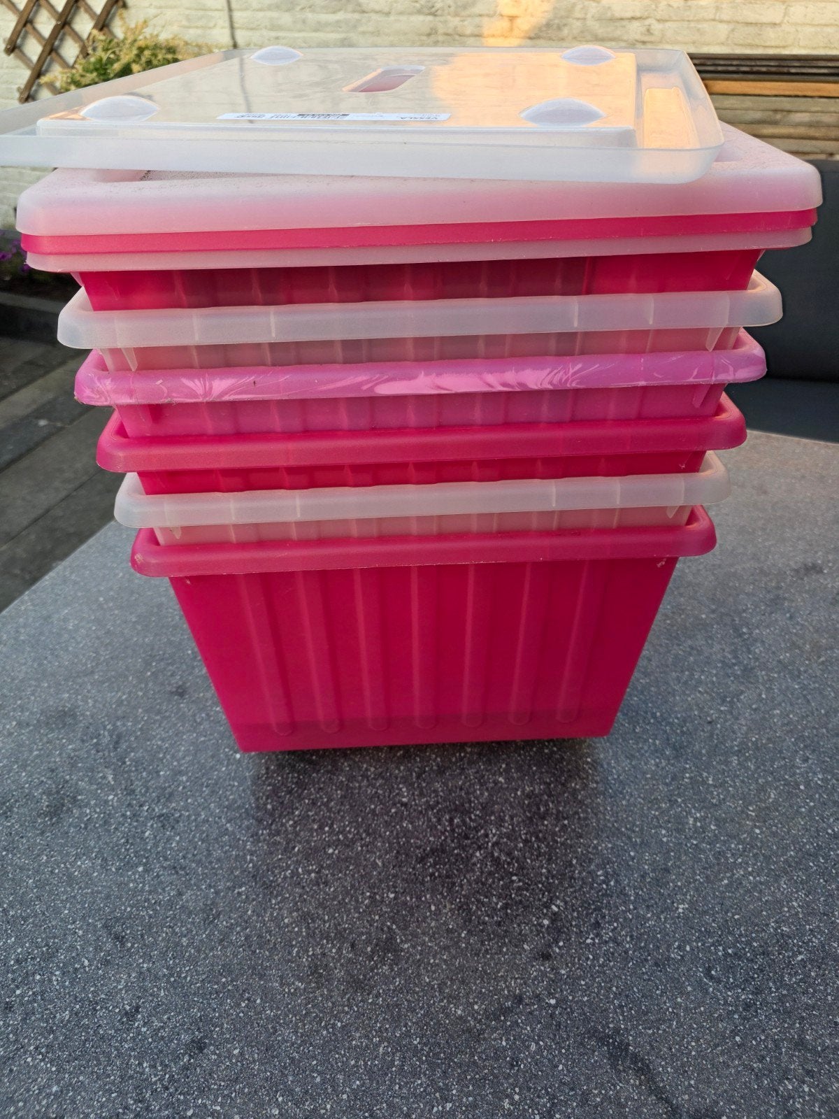 6x Ikea Vessla opbergbakken met deksels - 4 roze, 2 wit, Gebruikt, Minder dan 50 cm, Ophalen of Verzenden, 5 – 50