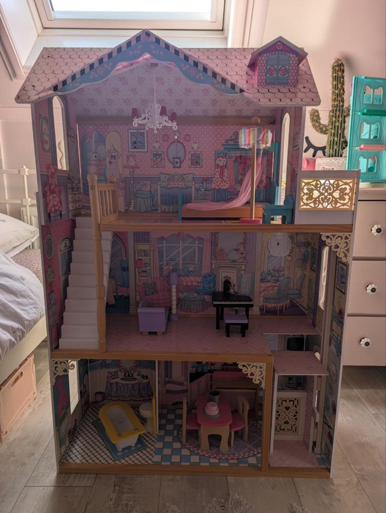 Prachtig houten Barbiehuis te koop!, Kinderen en Baby's, Speelgoed | Poppenhuizen, Ophalen, Zo goed als nieuw, Poppenhuis
