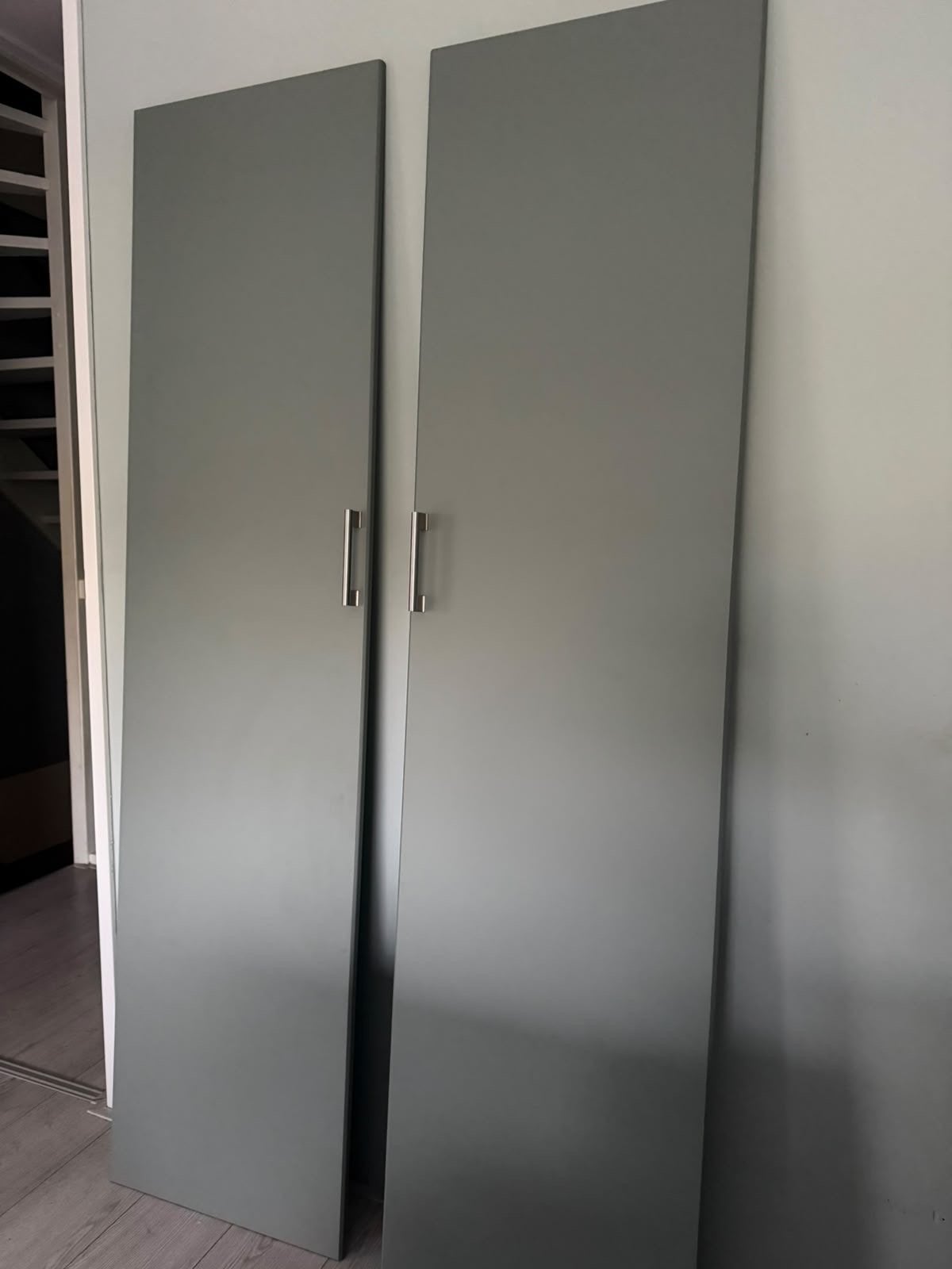 Twee groengrijze IKEA kastdeuren met handgrepen, Ophalen, Minder dan 50 cm, Zo goed als nieuw, 150 tot 200 cm