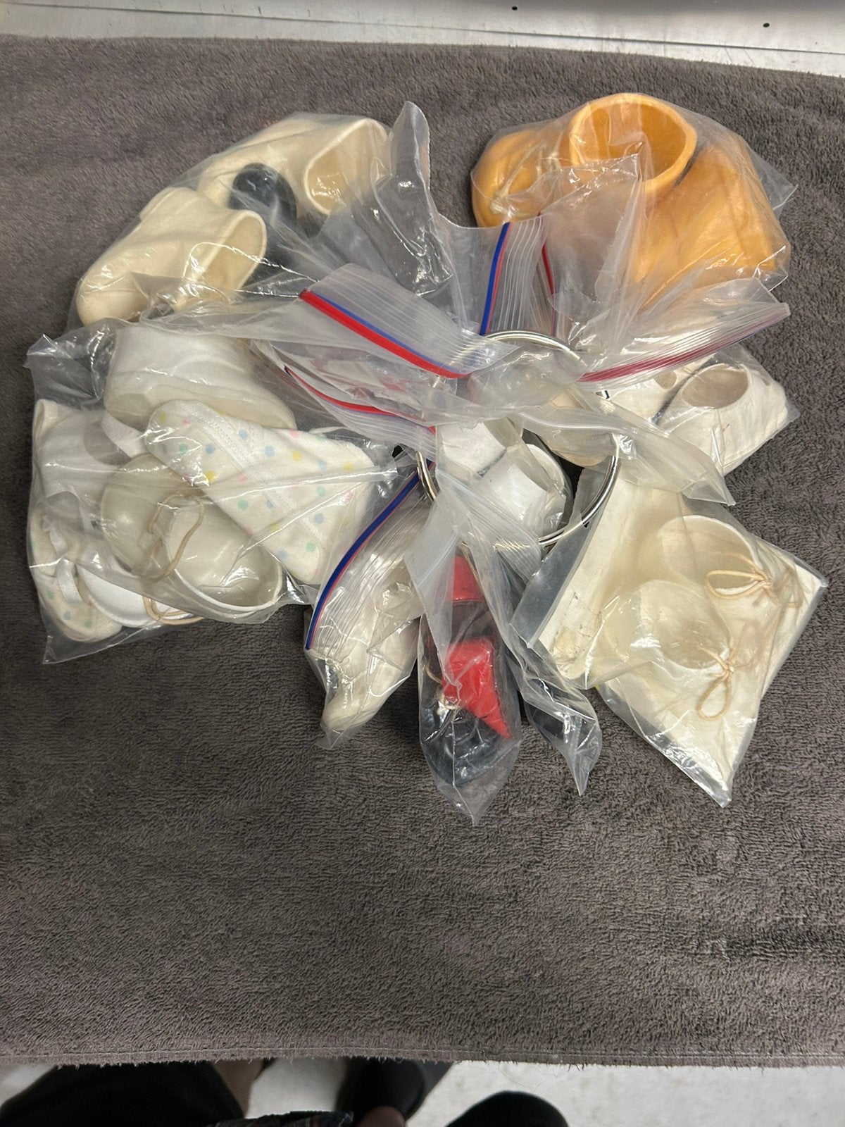 16 paar Schoentjes, Verzamelen, Poppen, Ophalen of Verzenden, Zo goed als nieuw