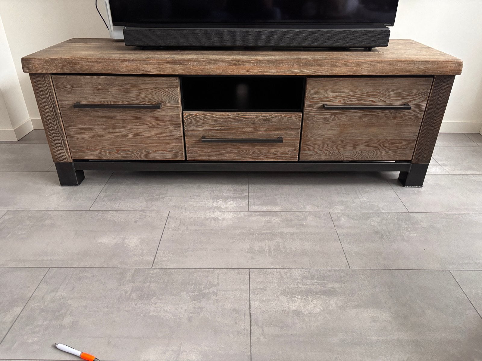 TV-meubel Rough van hout en metaal, Ophalen, 150 tot 200 cm, Zo goed als nieuw, Minder dan 100 cm