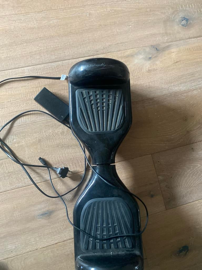 Zwarte hoverboard met oplader, Fietsen en Brommers, Steps, Ophalen of Verzenden, Gebruikt, Elektrische step (E-scooter)