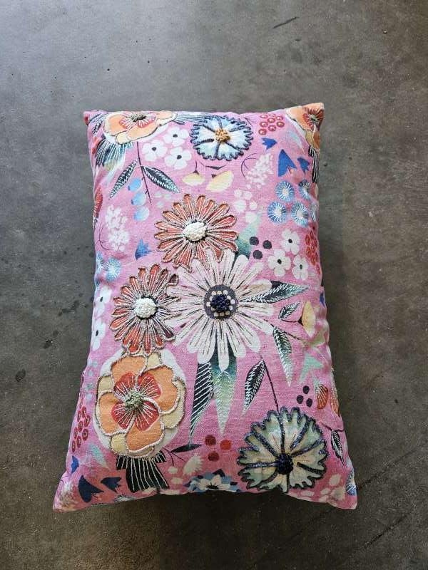 kussen ``bloemen``WOONWINKEL RUSTIEK``, Huis en Inrichting, Woonaccessoires | Kussens, Nieuw, Roze, Rechthoekig, Inclusief binnenkussen