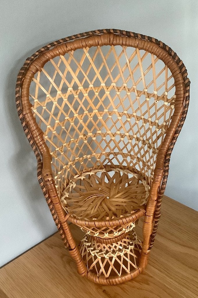 Rotan pauwstoel voor poppen/beren 30 cm hoog, Ophalen of Verzenden, Zo goed als nieuw, Overige typen