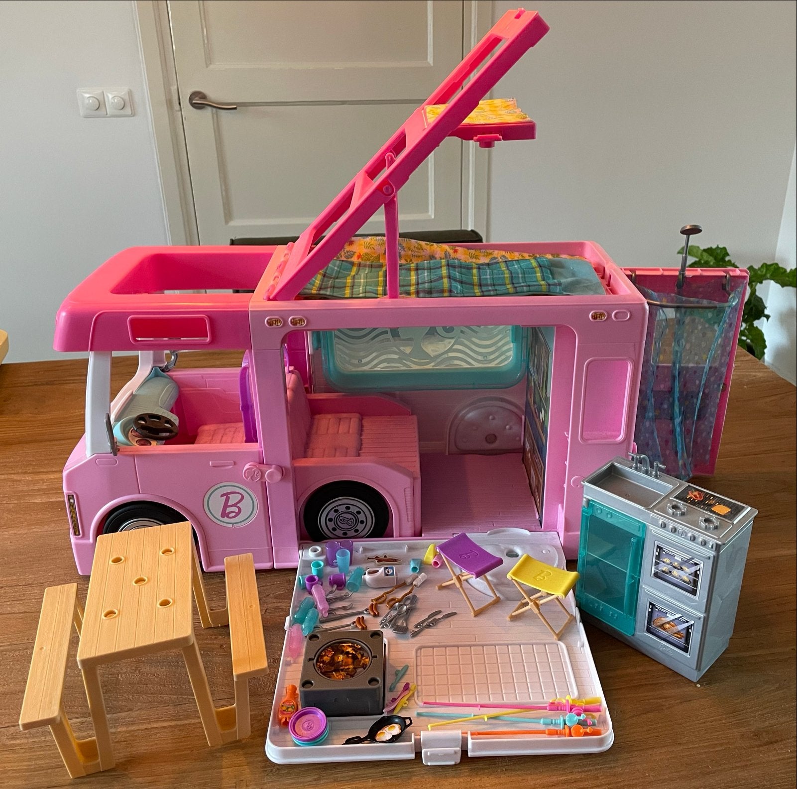 Barbie Camper 3-in-1 met accessoires, Ophalen of Verzenden, Zo goed als nieuw, Meisje
