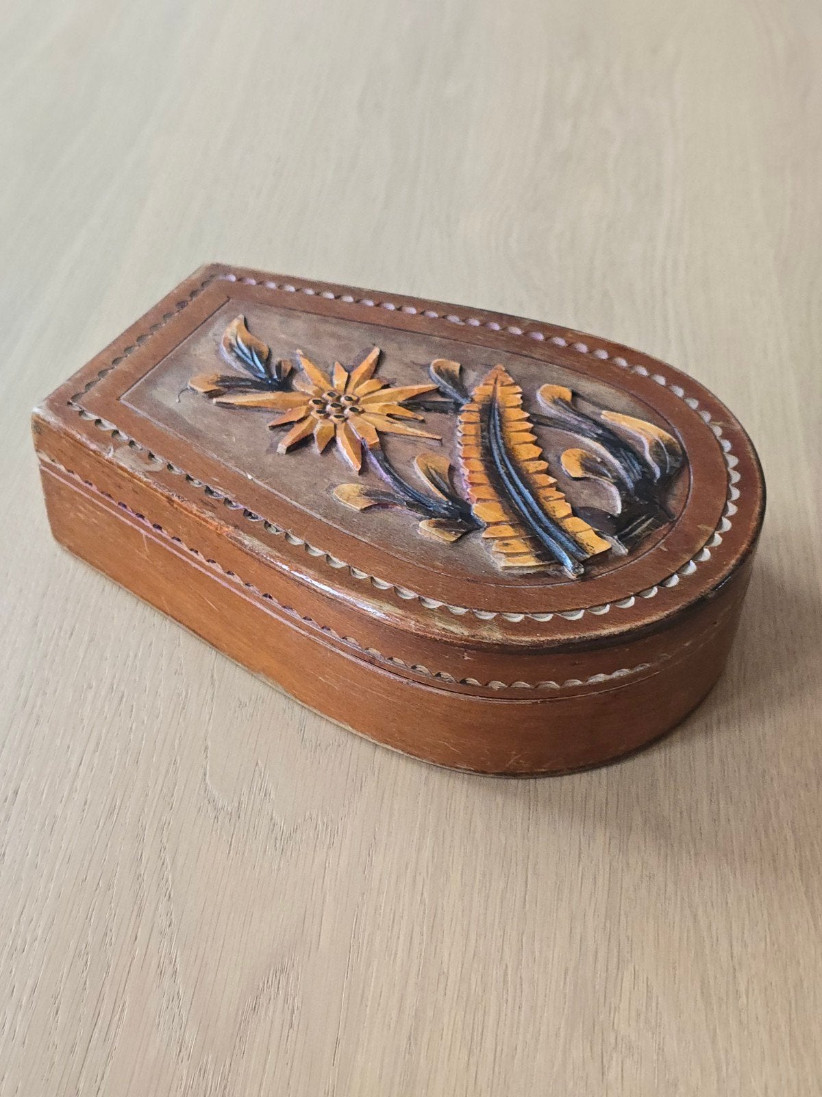 Antieke handgesneden Houten sieradendoos / bijouterie doos, Ophalen of Verzenden