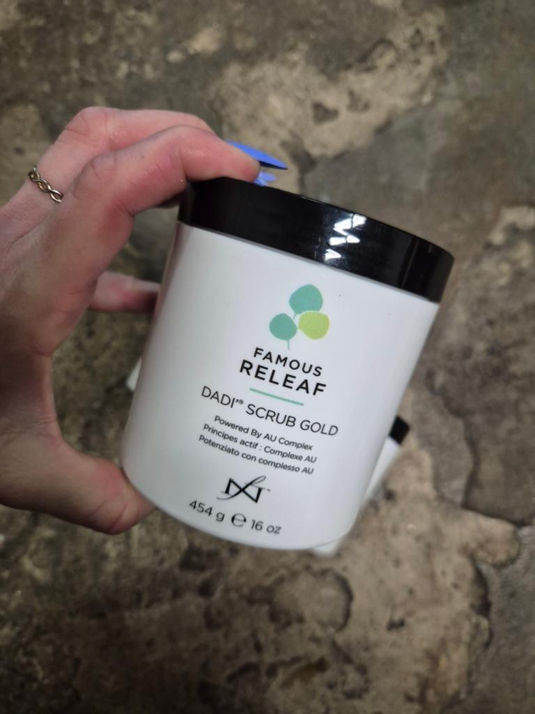 Nieuw famous releaf dadi scrub gold 454gr, Overige kleuren, Nieuw, Ophalen of Verzenden, Handen en Nagels