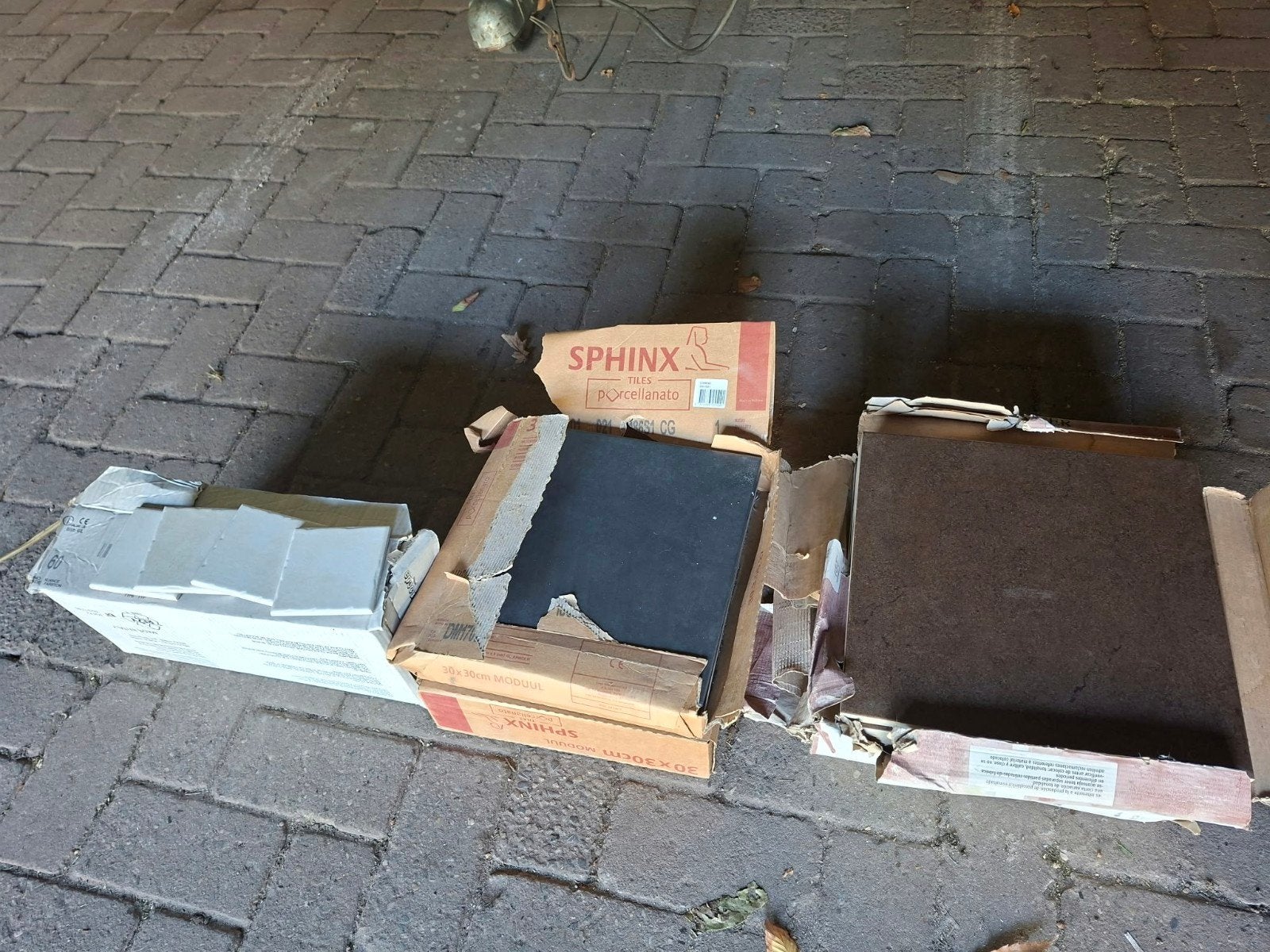 Diverse tegels (bruin, zwart, wit) gratis af te halen, Gebruikt, Overige typen, Ophalen of Verzenden, 20 tot 40 cm
