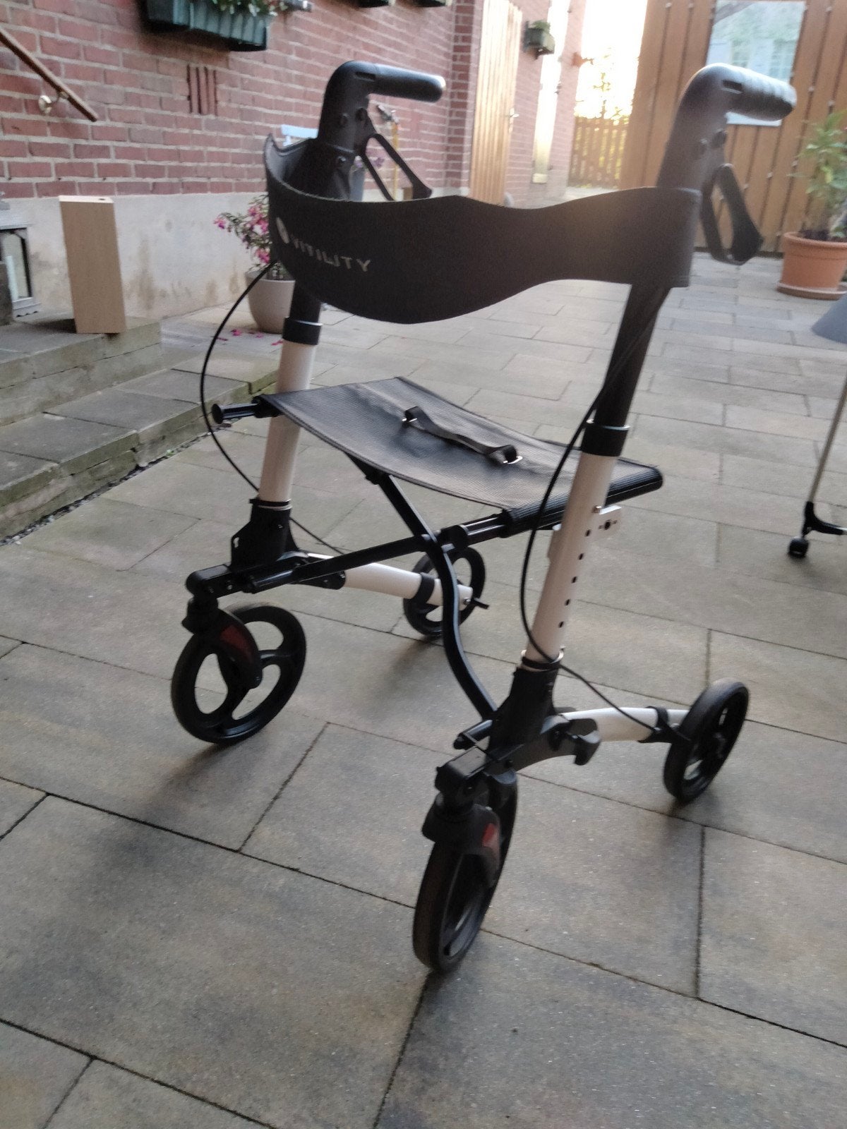 Ligt gewicht rollator, Ophalen, Opvouwbaar, Zo goed als nieuw