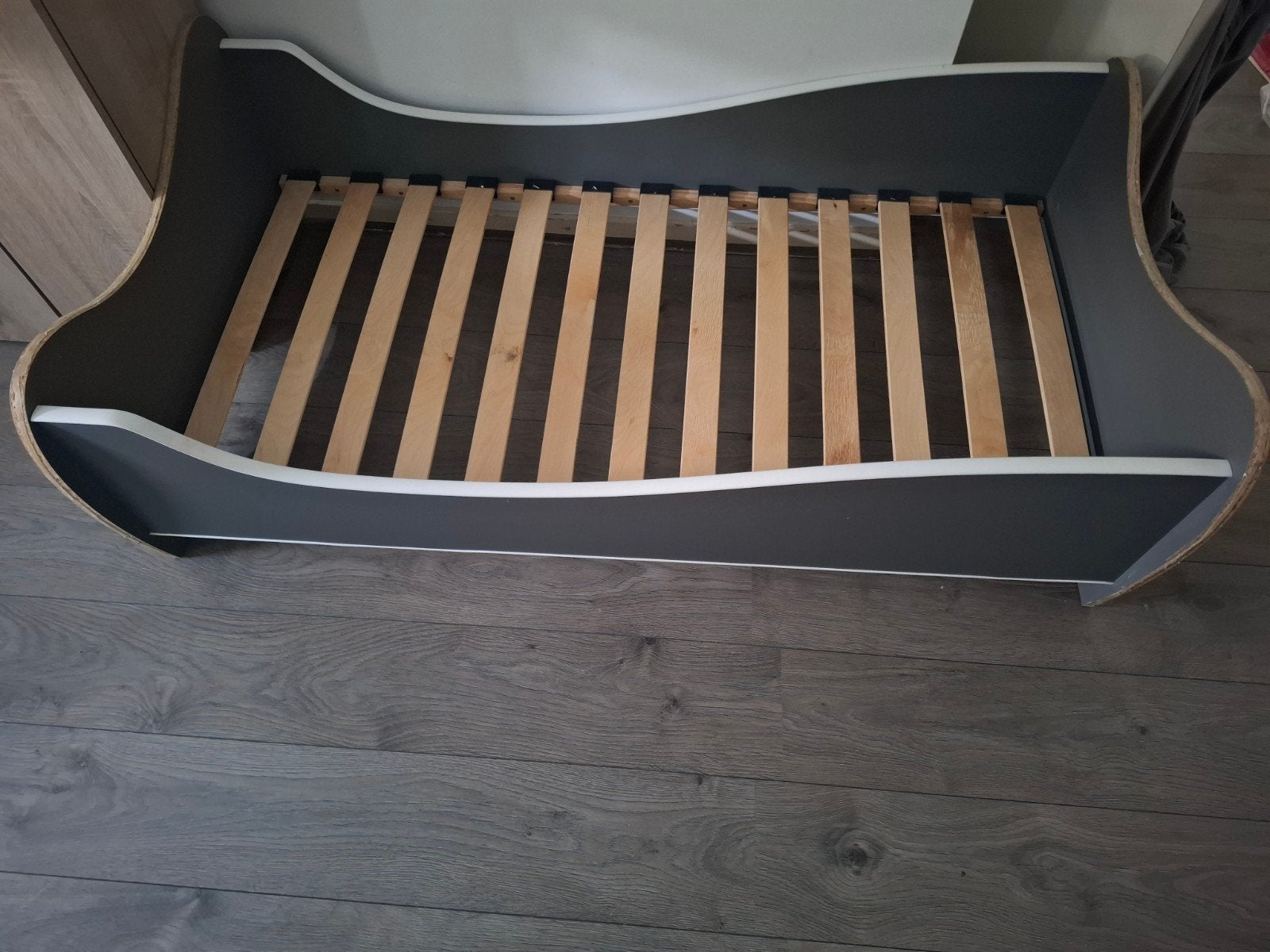Peuterbed antraciet hout 150x70 cm (zonder matras), Kinderen en Baby's, Kinderkamer | Bedden, Ophalen, Gebruikt, 70 tot 85 cm