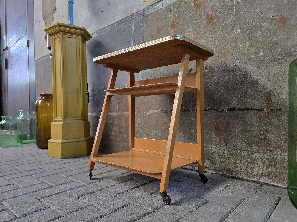 Mid Century Bijzettafel Geel Formica | Vintage Tafeltje, Huis en Inrichting, Tafels | Bijzettafels, Gebruikt, Overige vormen, 60 cm of meer